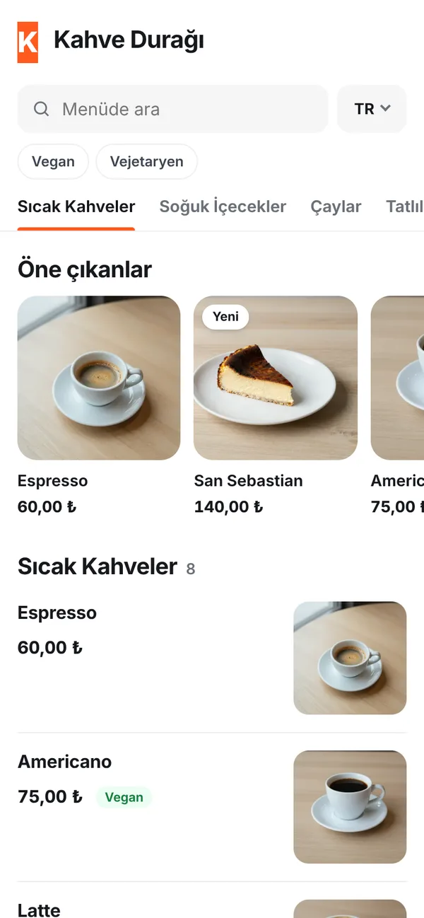 Telefonda açılmış QR menü: arama kutusu, vegan ve vejetaryen filtreleri, fotoğraflı Sıcak Kahveler listesi